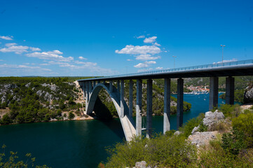 Fototapeta na wymiar Imposante Brücke über dem Mittelmeer