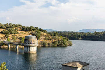 Fototapeta premium Barrage d'eau à Cervera de Buitrago en Espagne le long d'une ballade 