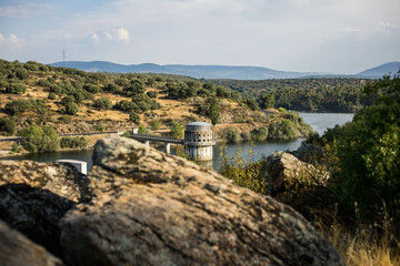 Naklejka premium Barrage d'eau à Cervera de Buitrago en Espagne le long d'une ballade 