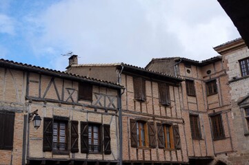 maison dans le village de Castelnau-de-Montmiral