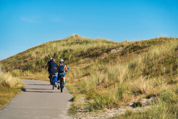 2 Radfahrer in den Dünen von Nordholland
