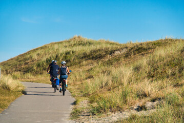 Obraz premium 2 Radfahrer in den Dünen von Nordholland