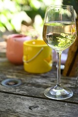 Glass of white wine close up | Verre de vin blanc en gros plan