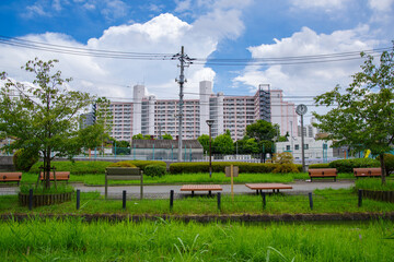 江東区東陽町の夏の雲と青空としてマンション群