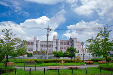 江東区東陽町の夏の雲と青空としてマンション群