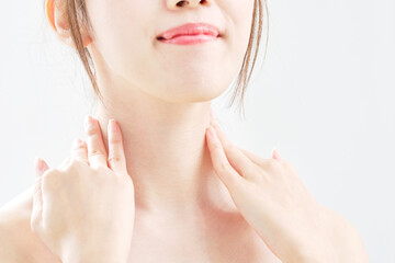 Fototapeta premium 首をケアする女性のクローズアップ