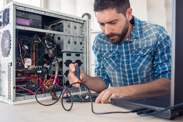 technician repairing computeur and laptop close-up