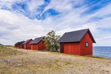 Fischerhütten am Geröllfeld Neptuni Åkrar an der Ostseeküste auf der Insel Öland in Schweden
