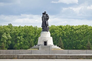 Fototapeta na wymiar Berlin - Treptower Park - sowjetischen Ehrenmal - Blick auf den Soldaten