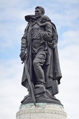 Berlin - Treptower Park - Sowjetisches Ehrenmal - Soldat mit Kind und Schwert