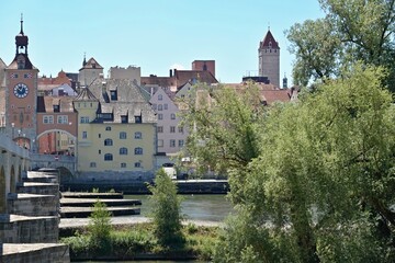 Naklejka premium Regensburg - Blick an der steinernen Brücke auf Regensburg