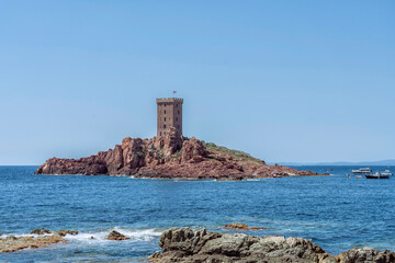 Fototapeta na wymiar Fortress towards the cape of Dramont, along the Mediterranean coast in France