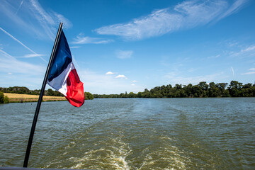 Drapeau français flotte au vent
