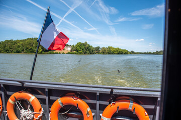 Drapeau français flotte au vent