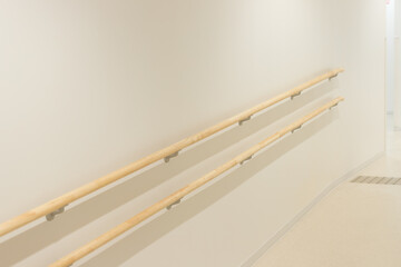 建物内部のバリアフリーの手摺りの様子