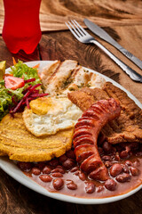 bandeja paisa en con gaseosa roja