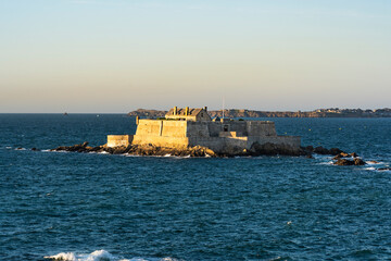 Obraz premium Fortress on the Manche sea, sunset view from Saint-Malo of France 