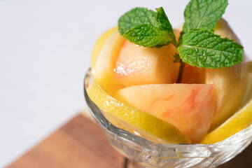 カットフルーツ　桃