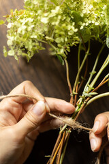 ドライフラワーを作る為にアナベルを刈り取りました！

ドライフラワーにする為にアナベルを刈り取りました。 約１ヶ月ほど庭で綺麗に咲いてました。 来年新しく咲くまでドライフラワーで楽しみます。