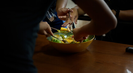Vegetable salad with mango adds a little sourness. Mixing the salad dressing thoroughly before eating.