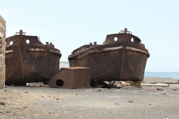 Fototapeta na wymiar barcos oxidados y abandonados