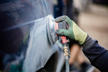 car body putty polishing, car body repair.
