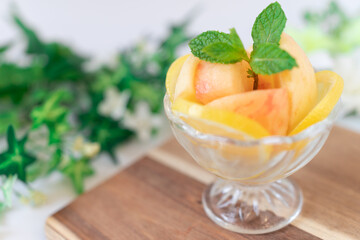 カットフルーツ　桃