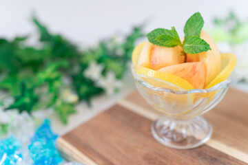 カットフルーツ　桃