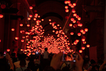 街中に飾られたちょうちんと大勢の人々