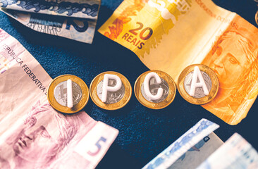 As iniciais IPCA do Índice Nacional de Preços ao Consumidor Amplo escritas em letras brancas em...