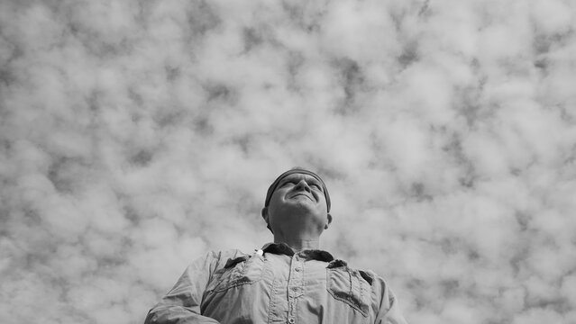 Mann unter den Wolken mit Fernblick