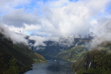 Fototapeta na wymiar Geiranger, en pleno fiordo con unas vistas impresionantes. Noruega.