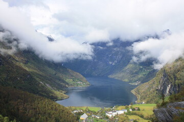 Fototapeta na wymiar Geiranger, en pleno fiordo con unas vistas impresionantes. Noruega.