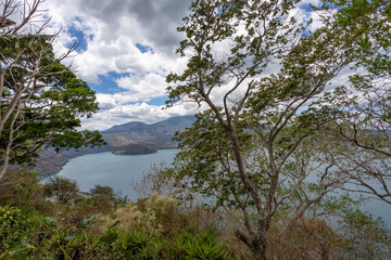 Fototapeta na wymiar El lago Coatepeque es un lago de origen volcánico, situado a 18 km al sur de la ciudad de Santa Ana en el municipio de El Congo en san salvador