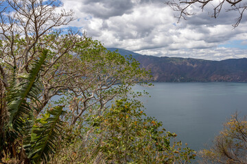 Fototapeta na wymiar El lago Coatepeque es un lago de origen volcánico, situado a 18 km al sur de la ciudad de Santa Ana en el municipio de El Congo en san salvador