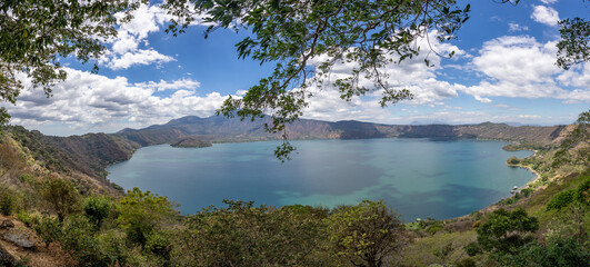 El lago Coatepeque es un lago de origen volcánico, situado a 18 km al sur de la ciudad de Santa Ana en el municipio de El Congo en san salvador