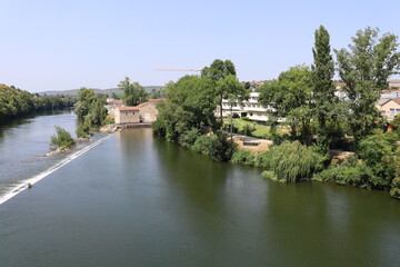 Fototapeta premium La rivière le Lot, ville de Cahors, département du Lot, France