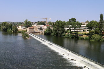Fototapeta premium La rivière le Lot, ville de Cahors, département du Lot, France