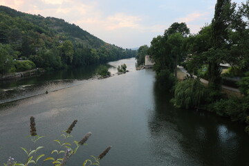Fototapeta premium La rivière le Lot, ville de Cahors, département du Lot, France