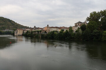 Fototapeta na wymiar La rivière le Lot, ville de Cahors, département du Lot, France