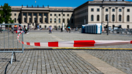 rot weiß gestreiftes Absperrband, Bebel-Platz, Berlin