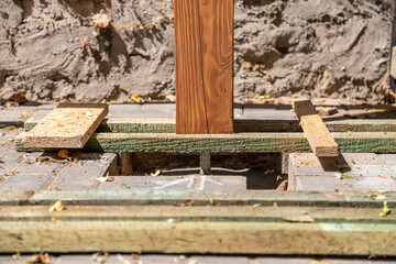 Holzbalken für Carport oder Pavillon ausrichten und in Wage bringen