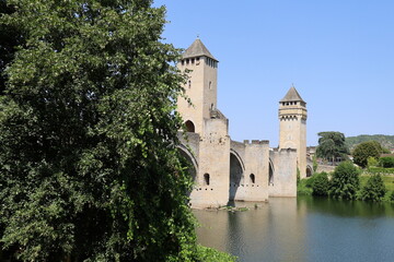 Fototapeta na wymiar Le pont Valentre sur la rivière Lot, construit au 14eme siècle, ville de Cahors, département du Lot, France