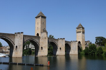 Le pont Valentre sur la rivière Lot, construit au 14eme siècle, ville de Cahors, département du Lot, France