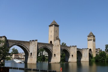 Fototapeta na wymiar Le pont Valentre sur la rivière Lot, construit au 14eme siècle, ville de Cahors, département du Lot, France