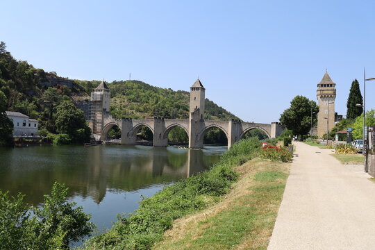 Le pont Valentre sur la rivière Lot, construit au 14eme siècle, ville de Cahors, département du Lot, France