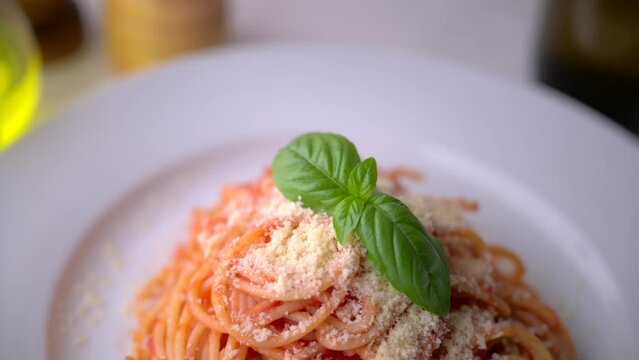 spaghetti pomodoro, tomato sauce spaghetti