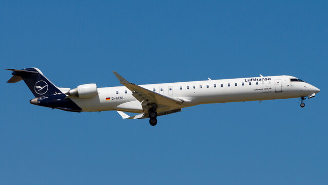 Lufthansa CityLine Bombardier CRJ900 | Plane in Final Approach against Blue Sky, 07 August 2022