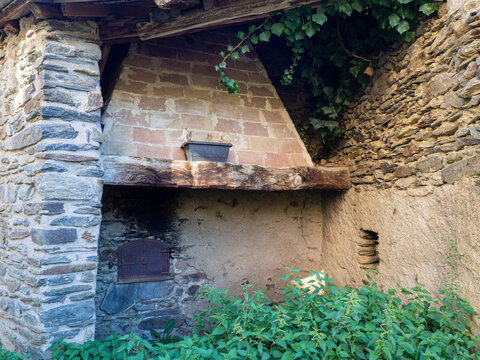 Paisaje de un lugar abandonado, dejando al descubierto el interior de una casa rural donde se ve una chimenea antigua y grande, verano oto&ntilde;o de 2021