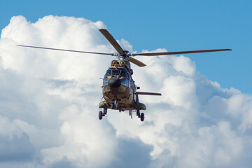 Helicóptero de combate aterrizando